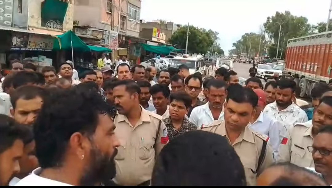 बिजली कटौती से शामगढ़ में ग्रामीणों का आक्रोश, किया चक्काजाम और धरना-प्रदर्शन