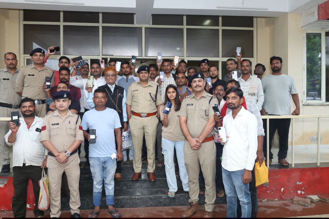 दतिया पुलिस की साइबर सेल ने 173 गुम मोबाइल फोन ट्रेस कर लौटाए