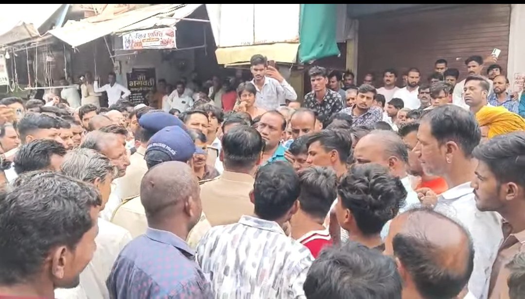 सुवासरा में नगर बंद और चक्का जाम के बाद पुलिस ने किया लाठीचार्ज