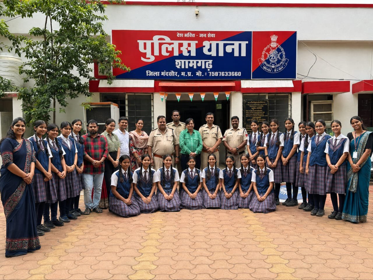 शामगढ़ में 'राखी विथ रक्षक' कार्यक्रम, स्कूली छात्राओं ने पुलिस जवानों को बांधी राखी
